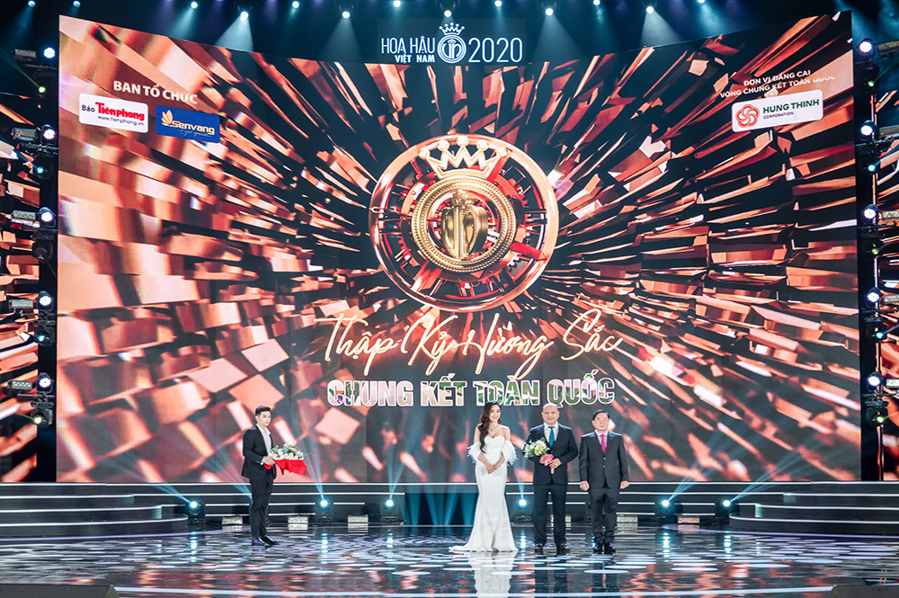  Ông Lê Trọng Khương nhận hoa từ BTC cuộc thi Hoa hậu Việt Nam 2020